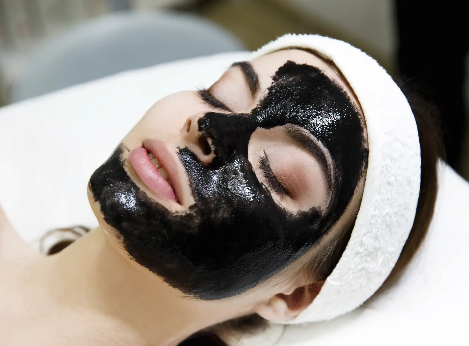 Microneedling Vs. Chemical Peels